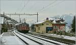 Ein Güterzug mit zwei Re 4/4 II erreicht den leicht verschneiten Haltepunkt Villette VD.