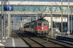 Re 4/4 11303 durchfährt am 5. Dezember 2013 mit einem IR Locarno - Luzern - Basel SBB die Station Buchrain. Die IR am Gotthard sind seit dem Fahrplanwechsel im Dezember 2016 und der Inbetriebnahme des Gotthard Basistunnels Geschichte.