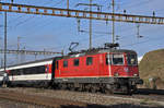 Re 4/4 II 11304 durchfährt den Bahnhof Pratteln. Die Aufnahme stammt vom 07.12.2016.