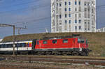 Re 4/4 II 11192 durchfährt den Bahnhof Pratteln.