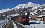 Der Schnee kommt wieder, nicht aber der rege Verkehr über den Gotthard: Re 4/4 II 11284 und eine Re 6/6 haben Airolo erreicht und bremsen nun, stromzuückgewinnend, ihren schweren