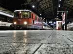 Am Abend des 10.08.2016 steht eine Lok der Re420 mit ihrem InterRegio nach Luzern am Bahnhof Basel SBB und wartet auf die Abfahrt.