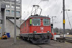 Re 4/4 II 11118 steht beim Lok Depot hinter dem Bahnhof SBB.