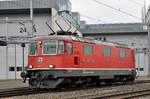 Re 4/4 II 11118 wird beim Lok Depot hinter dem Bahnhof SBB umrangiert.