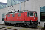 Re 4/4 II 11118 wird beim Lok Depot hinter dem Bahnhof SBB umrangiert.