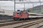 Re 4/4 II 11164 durchfährt den Bahnhof Sissach.