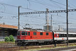 Re 4/4 II 11148, durchfährt den Bahnhof Pratteln. Die Aufnahme stammt vom 24.06.2016.