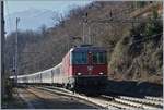 Doch nun genug Schnee, jedenfals für den Moment: Die SBB Re 4/4 II 11131 wechselt mit ihrem IR 3318 von Domodossola nach Brig in Preglia die Spur.