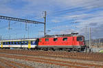 Re 4/4 II 11304 durchfährt den Bahnhof Muttenz.