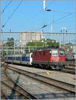 Eine Re 4/4 II erreicht mit dem EN Pablo Caslas von Barcelona kommend Bern. 
27. Juli 2006