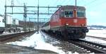 Die SBB Re 4/4 II Nr. 11112 durchfuhr am 15.1.17 um 13.36 Uhr den Bahnhof Bassersdorf, im Kanton Zürich. Die Lok fuhr mit SBB EW IV Waggons als IR nach Basel SBB.