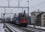 SBB: Am Morgen vom 26. Januar 2017  twindexxtete  es in Solothurn West gewaltig.
Nachdem ich die Testfahrt der Bombardier Twindexxdoppeltraktion zusammen mit dem krummen Turm abgelichtet hatte, was es so schnell nicht mehr geben wird, rückte mir die Überführung von einem nigelnagelneuen Twindexx an gleicher Stelle in das Bild. Zuglok war die Re 420 186-9. 
Foto: Walter Ruetsch