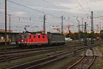 Durchfahrt am Morgen des 04.08.2015 von SBB Cargo Re 4/4 11326 zusammen mit der grünen Re 6/6 11663  Eglisau  als Lokzug über Gleis 1 durch Basel Bad Bf in Richtung Rangierbahnhof Muttenz. Zuvor brachten die zwei Maschinen einen Containerzug nach Basel Bad Rbf/Weil am Rhein.