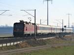 Die SBB Re 4/4 II 11158 verkehrte am 29.1.17 als IR von Zürich HB nach Schaffhausen. Das Foto enstand bei der Glattfelderstrasse, in Eglisau (kurz vor der Verzeigung der Strassen Lärchhof, Hiltenberstr. und Glattfelderstr.). 