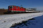 Kurz vor Flawil fährt Re 4/4 II 11115 mit dem IR 2274, St. Gallen - Basel, am 28.01.2017 am Fotograf vorbei.