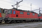 Re 4/4 II 11233 wartet beim Güterbahnhof Muttenz auf den nächsten Einsatz. Die Aufnahme stammt vom 30.01.2017.