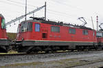 Re 4/4 II 11318 wartet beim Güterbahnhof Muttenz auf den nächsten Einsatz. Die Aufnahme stammt vom 06.02.2017.