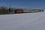 Der von Re 4/4 II 11195 gezogene IR 2271 von St. Gallen nach Basel fährt an dem zwischen Gossau und Flawil stehenden Fotografen vorbei (28.01.2017).