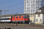 Re 4/4 II 11153 durchfährt den Bahnhof Pratteln. Die Aufnahme stammt vom 14.02.2017.