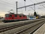 Ein Messzug wartet im Bhf Grenchen Süd auf grünes Signal, am 3.3.17.