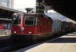 Die SBB Re 4/4 II Nr. 11239  Porrentruy  durchfuhr am 3.3.17 mit einem Güterzug auf Gleis 8 im Bahnhof Zürich Oerlikon. Die SBB Re 4/4 II Nr. 11239  Porrentruy  ist eines der zwei Re 4/4 II, die ein Gemeindewappen besitzen. Sie erbte es von der Ae 6/6 11483, die nach Gründung des Kantons Jura von der  Städtelok Porrentruy  zur  Kantonslok Jura  aufstieg.