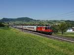 Die Re 420 218 mit einem IC am 27.05.2017 unterwegs bei Frick.