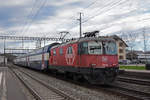 Re 420 227-1  LION  durchfährt den Bahnhof Rupperswil.