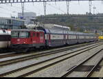 SBB - Re 4/4  420 210 mit Zug abgestellt im Bhf. Brugg am 2024.10.20