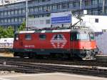 SBB - Schnappschuss der Re 4/4  420 202-4 bei Rangierfahrt im Bahnhofsareal des HB Zürich am 26.07.2015