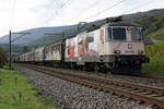 Re 420 mit Werbeanstrich von SBB CARGO NATIONAL.
Re 420 262-8 mit einem Lebensmittelzug bei Cressier am 9. Oktober 2020.
Foto: Walter Ruetsch