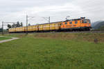 Re 420 mit Werbeanstrich von SBB CARGO NATIONAL.
Re 420 320-4 mit einem Postzug bei Niederbipp am 12. Oktober 2020.
Foto: Walter Ruetsch