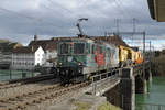 Re 420 mit Werbeanstrich auf der Aarebrücke Solothurn.