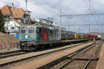 Re 420 mit Werbeanstrich.
Re 420 256-0 mit dem Kehrichtzug Zuchwil Emmenspitz-Oberburg beim Zwischenhalt in Kirchberg-Alchenflüh am 13. April 2021.
Foto: Walter Ruetsch