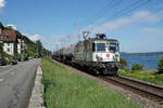 Strasse, Schiene und See vereint im Winzerdorf Ligerz.
Re 420 257-8 mit Kesselwagenzug am 10. August 2021.
Foto: Walter Ruetsch