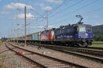 Re 421 371 und Re 420 243 am 20. August 2021 bei Hägendorf auf der Fahrt nach Oberbuchsiten.
Mein Fotostandort. Frisch gemähte Wiese. Bildausschnitt Fotoshop. 
Foto: Walter Ruetsch