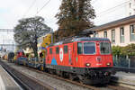 100 Jahre KNIE.
Re 420 294-1 von SBB Cargo National mit der Werbeanschrift 100 Jahre Zirkus Knie anlässlich der Bahnhofsdurchfahrt Grenchen-Süd am 26. Oktober 2021.
Foto: Walter Ruetsch