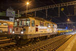 Re 420 257-8, aufgenommen beim Halt in Brugg AG am Abend des 10.12.2021.