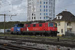 Am 22.12.2022 schleppt die Re 420 243-8 die Eem 923 030-1 durch den Bahnhof Pratteln.