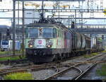 SBB - Loks 420 257 + 420 346 mit Güterzug unterwegs in Pratteln am 2024.09.30 .... Standort des Fotografen ausserhalb der Geleise auf der Strasse