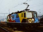 Re 4/4 II 11181 (Kunstobjekt Bourret) bernimmt Mitte der 1980er Jahre einen Schnellzug in Zrich Hbf.