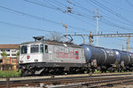 Re 4/4 II 420 268-5, mit der Gottardo 2016 Werbung, durchfährt den Bahnhof Pratteln.