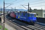 WRS Re 421 373 zieht am 17.04.2018 zusammen mit Re 436 114-3  Natalie  in Crossrail-Farben einen Kesselzug bei Umiken AG Richtung Bözberg / Basel.