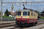 Re 421 393-0 im TEE Look, durchfährt solo den Bahnhof Rupperswil.