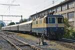 Re 421 387-2 im Gegenlicht mit historischen Wagen auf den nächsten Einsatz wartend in der Klus bei Balsthal am 8.