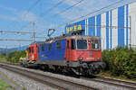 Re 421 374-0 von Swiss Rail Traffic schleppt den Tm 234 432-3 Richtung Bahnhof Itingen.