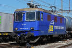 Re 421 381-5 der WRS durchfährt den Bahnhof Pratteln.