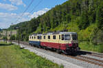 Doppeltraktion, mit den Loks 421 387-2 im Rheingold Look und 421 393-0 im TEE Look fährt Richtung Bahnhof Gelterkinden.