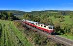 Re 421 393 mit zwei TEE Wagen am 05.10.2022 bei Hornussen.