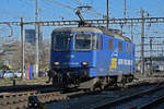 Re 421 381-5 der WRS durchfährt am 08.02.2023 solo den Bahnhof Pratteln.