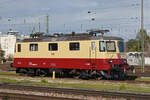 Re 421 393-0 im TEE Look steht am 11.03.2020 auf einem Abstellgleis beim badischen Bahnhof.